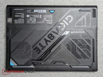 A16 Pro: Alt kısımda da fark yok