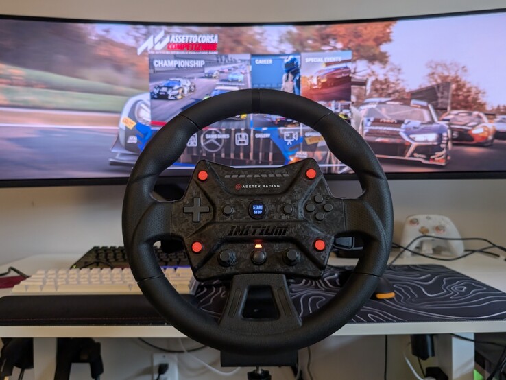 PC'de Assetto Corsa Competizione ile Asetek Initium direksiyon simidi.