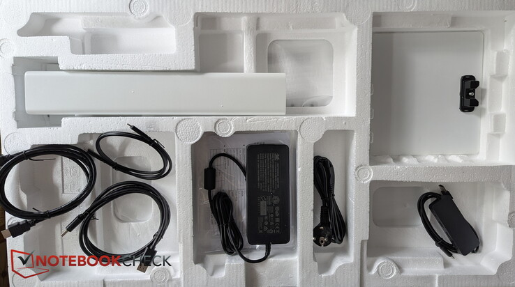 Kablolar (HDMI, DP, USB-C), AC adaptörü, stand ve USB dağıtıcı