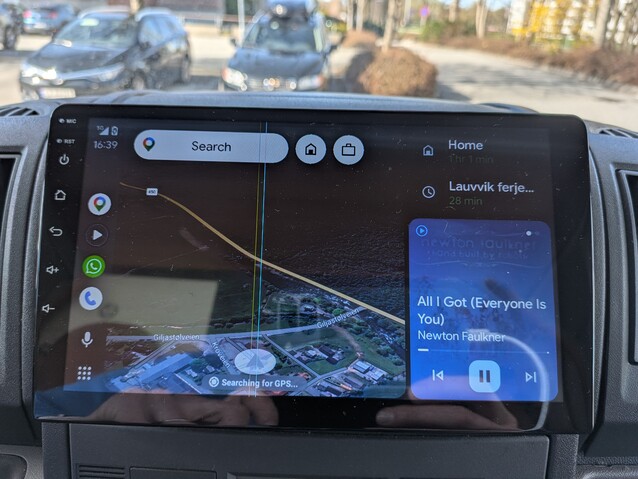 Kapalı cihaz işleme nedeniyle Android Auto ve Apple CarPlay iyi çalışıyor, sistemdeki diğer her şey acı verici derecede yavaş.