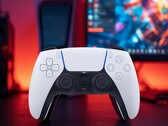 PC monitörünün önünde görülen DualSense PS5 kumandası