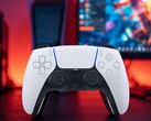 PC monitörünün önünde görülen DualSense PS5 kumandası