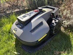 Mammotion Yuka Mini 800 şarj istasyonunda