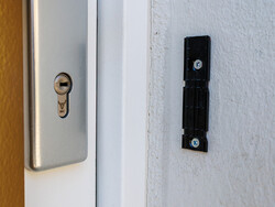 Montaj plakası yapıştırılabilir veya vidalanabilir.