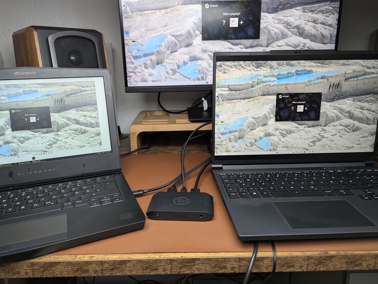 Sol: Yakalama bilgisayarı (Elgato Studio); sağ: Oyun bilgisayarı; yukarıda: harici monitör