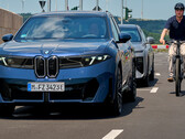 BMW Neue Klasse: Bisikletliler için aktif koruma. Elektronik kapı kilidi, bir bisikletli yaklaşırken araç içindekilerin kapıyı açmasını engeller.