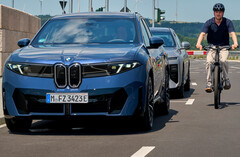 BMW Neue Klasse: Bisikletliler için aktif koruma. Elektronik kapı kilidi, bir bisikletli yaklaşırken araç içindekilerin kapıyı açmasını engeller.