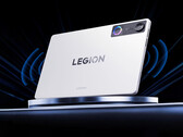 Lenovo, Legion Y700 Gen 5 için yapay zeka destekli iki özelliği tanıttı. Resimde: beyaz renkli oyun tableti.