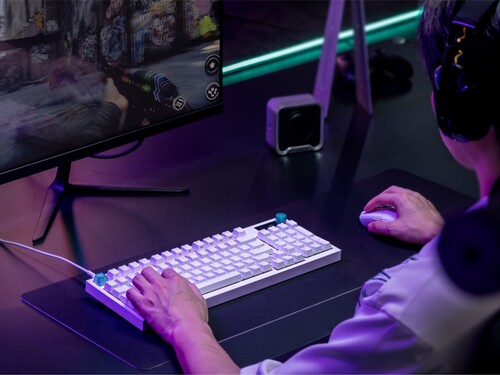 Beyaz renkte gösterilen Logitech G316 X oyun klavyesi