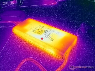 AC adaptörü oyun oynarken 45 C'nin üzerine çıkar