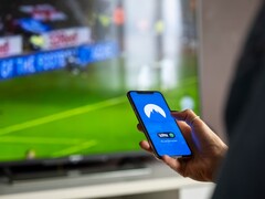 Bir el, VPN uygulaması açık olan bir akıllı telefonu tutuyor