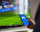 Bir el, VPN uygulaması açık olan bir akıllı telefonu tutuyor