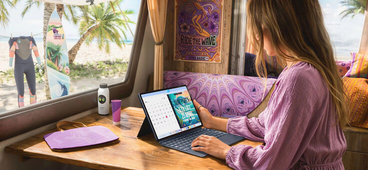 Lenovo Yoga Tab Gen 2, günlük yaşam ortamında gösterilmiştir