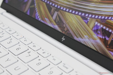 Menteşeler çok güçlü değildir, ancak kapak o kadar hafiftir ki sallanması sorun olmaz