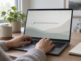 Eller bir dizüstü bilgisayar klavyesindedir, ekranın en solunda bir kaydırma çubuğu vardır