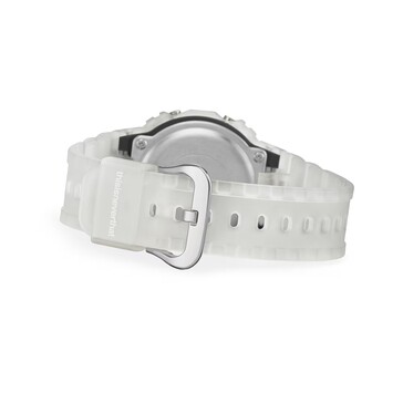 G-Shock DW-5600TNT-7 modelindeki yarı saydam reçine kayış ve tokanın arkadan görünümü.