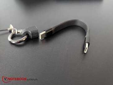 ...veri ve güç için çok hızlı, kısa bir USB-C kablosu (240 W'a kadar)