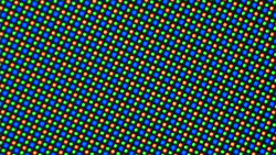 OLED panel, bir kırmızı, bir mavi ve iki yeşil diyot içeren bir RGGB alt piksel matrisi kullanır.