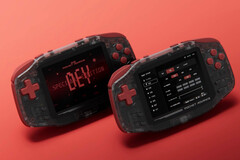 Konkr Pocket Advance Developers' Special Edition, kırmızı düğmelere ve yarı saydam bir kasaya sahiptir.