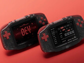 Konkr Pocket Advance Developers' Special Edition, kırmızı düğmelere ve yarı saydam bir kasaya sahiptir.