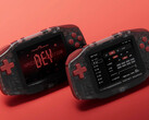 Konkr Pocket Advance Developers' Special Edition, kırmızı düğmelere ve yarı saydam bir kasaya sahiptir.