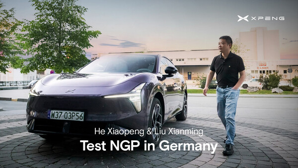 Xpeng'in CEO'su ve Yönetim Kurulu Başkanı He Xiaopeng ile Xpeng Genel Zeka Merkezi (GIC) Başkanı Liu Xianming, NGP'yi Almanya'daki trafikte test ediyorlar.