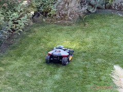 Luba 2 mini AWD 1000, alacakaranlıkta ışıkları açık şekilde iş başında.
