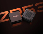 ZR535, kısa süre önce piyasaya sürülen ancak artık eski sayılan Ryzen 5 3501U işlemciyle çalışır. Resimde: mini PC'nin üst ve alt kısımlarını gösteren bir tanıtım fotoğrafı.
