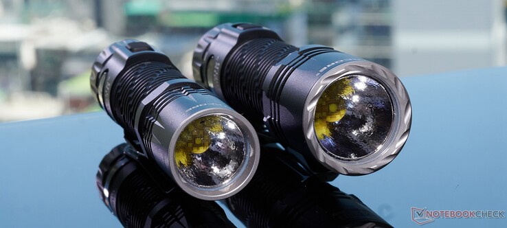 Nitecore'un EDC33 (solda) ve EDC35'i (sağda). (fotoğraf: Andreas Sebayang/Notebookcheck.com)
