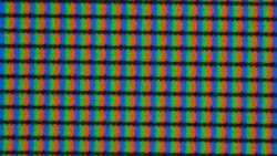 Alt piksel ızgarası mat ekran yüzeyinin altında hafifçe bulanıklaşır.