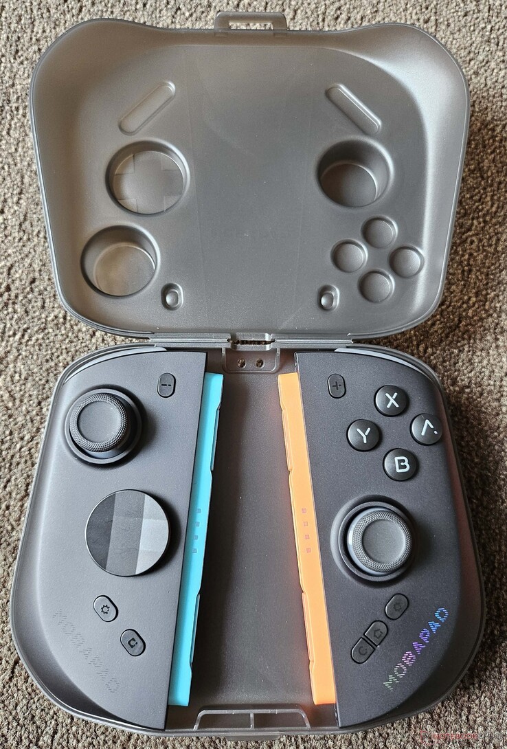 Kılıf, Joy-Con'ları korur ve ayrıca isteğe bağlı montaj aparatı için yer sağlar.