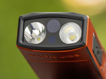 Olight ArkPro Ultra'da geniş ışık, spot ışık, UV ışık ve yeşil lazer bulunur.