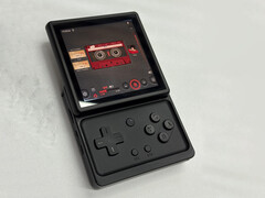 Anbernic'in yeni el bilgisayarı, tanıtılan iki renk seçeneğinden biriyle.