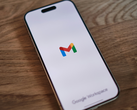 Ekranında Gmail logosu bulunan bir iPhone.
