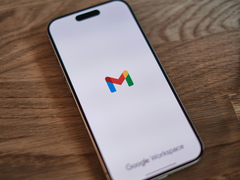 Ekranında Gmail logosu bulunan bir iPhone.