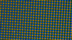 OLED ekran bir kırmızı, bir mavi ve iki yeşil LED'den oluşan bir RGGB alt piksel matrisi kullanır.