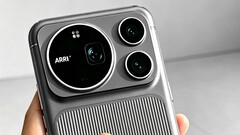 Honor Magic9 Pro Max'ın muhtemelen yapay zeka tarafından oluşturulmuş bir görüntüsü; bu cihazın, kare şeklinde bir ön kamera sensörüne sahip Arri kamera ile donatıldığı söyleniyor.