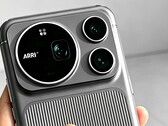 Honor Magic9 Pro Max'ın muhtemelen yapay zeka tarafından oluşturulmuş bir görüntüsü; bu cihazın, kare şeklinde bir ön kamera sensörüne sahip Arri kamera ile donatıldığı söyleniyor.