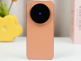 Hong Kong'daki bir satıcının listelemesine göre, turuncu Vivo X500 Pro Max, AB sürümünden daha büyük bir bataryaya sahip global bir model olarak satışa sunulacak.