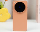 Hong Kong'daki bir satıcının listelemesine göre, turuncu Vivo X500 Pro Max, AB sürümünden daha büyük bir bataryaya sahip global bir model olarak satışa sunulacak.