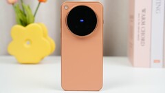 Hong Kong'daki bir satıcının listelemesine göre, turuncu Vivo X500 Pro Max, AB sürümünden daha büyük bir bataryaya sahip global bir model olarak satışa sunulacak.