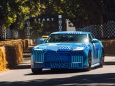 “Blue Exuberant Modernism” kamuflaj desenli Jaguar Type 01 EV, Goodwood Tepe Tırmanışı yarışında başlangıç çizgisini hızla geçiyor
