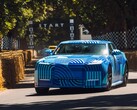 “Blue Exuberant Modernism” kamuflaj desenli Jaguar Type 01 EV, Goodwood Tepe Tırmanışı yarışında başlangıç çizgisini hızla geçiyor