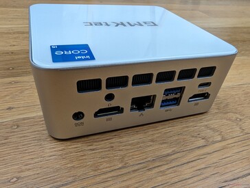 Arka kısım: AC adaptörü, 3,5 mm kulaklık, 2x HDMI 2.0 (4K60), Gigabit RJ-45, USB-A 2.0, USB-A 3.2, USB-C (PD yok)