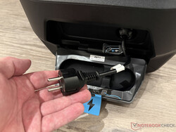 Güç kaynağı için geri çekilebilir güç kablosu