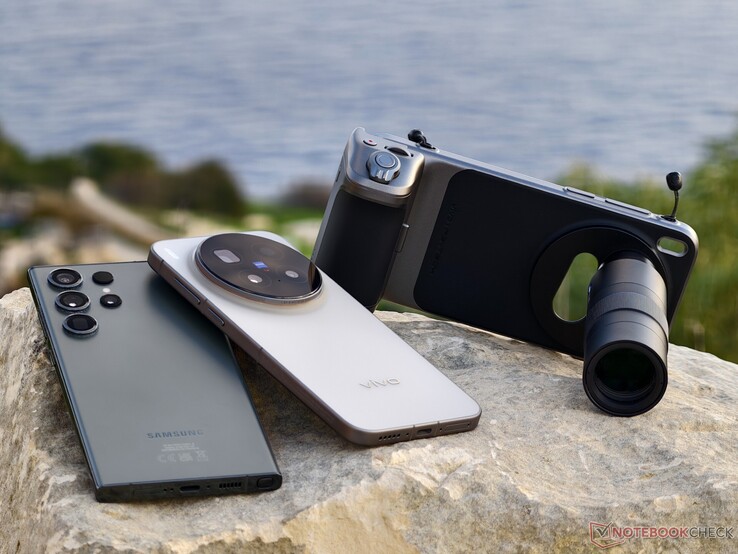 Telekonvertörlü Vivo X300 Pro, Samsung Galaxy S23 Ultra'daki 10x telefoto kamera için biraz daha büyük bir yedek. (Resim kaynağı: Alexander Fagot, Notebookcheck)