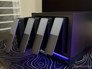 Dört SATA sürücü yuvasına erişim kolaydır