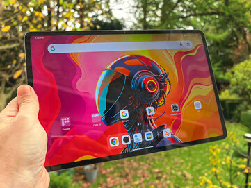 bulutlu bir gökyüzü altında açık havada