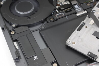 İki yukarı ateşlemeli ve iki aşağı ateşlemeli dört hoparlör (3 W x2 + 2 W x2)