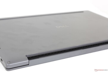 Yeni tasarımda 'Dell' ve 'XPS' logoları, eski tasarımla karşılaştırıldığında yer değiştirmiştir